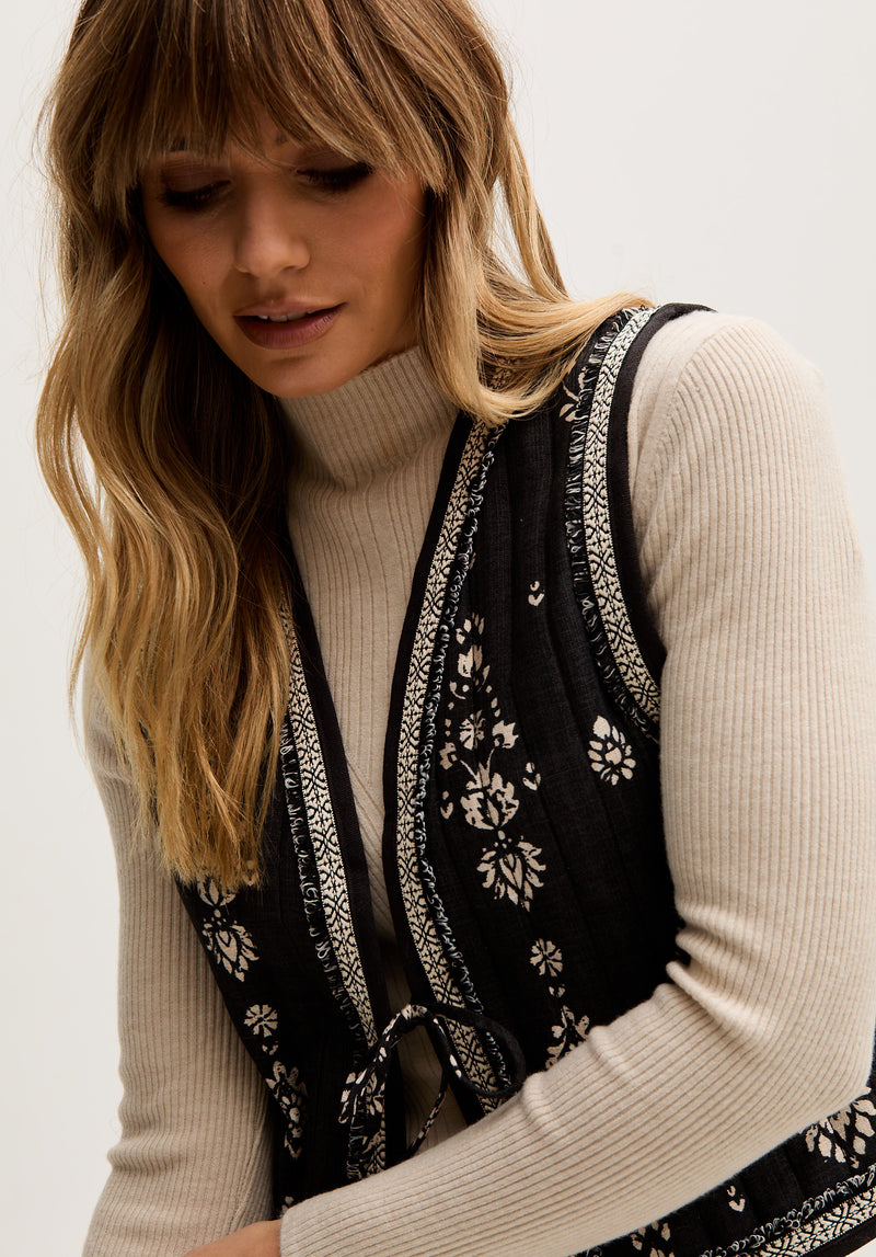 Nala Quilted Floral Print Gilet In Black