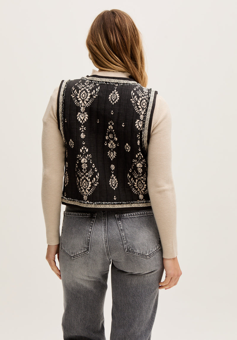 Nala Quilted Floral Print Gilet In Black